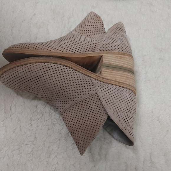 EILEEN Fisher Perforated Leather Ankle Boots 6 - Picture 9 of 15